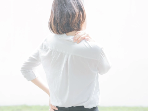 肩甲骨ストレッチでデスクワークを快適に！〈柔整師監修〉