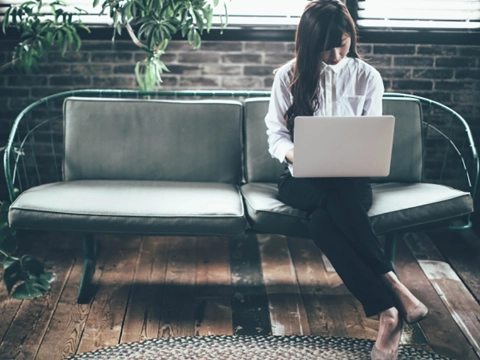 見た目が悪いだけじゃない！猫背が招くデメリットと正しい座り方をご紹介