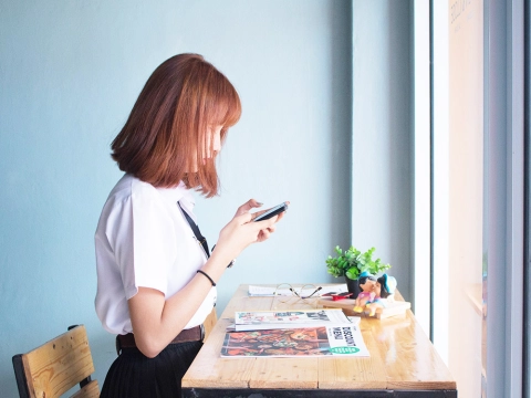 あなたのスマホ姿勢は大丈夫？スマホ巻き肩の悪影響とは